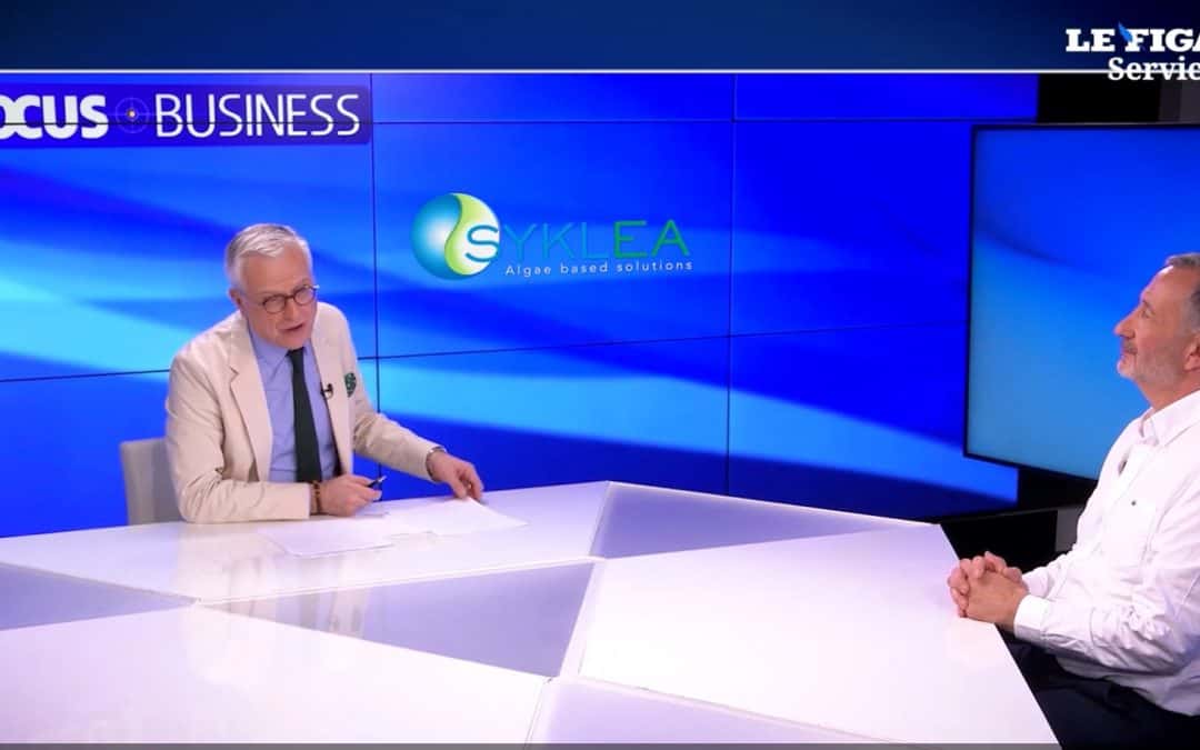 Two men discussing SYKLEA, an algae-based solutions company, on Le Figaro's "Focus Business.