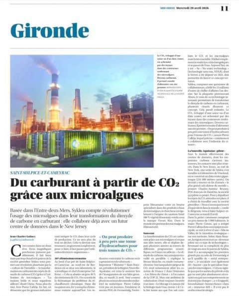 Factory with green containers emitting steam, headline: Du carburant à partir de CO2 grâce aux microalgues
